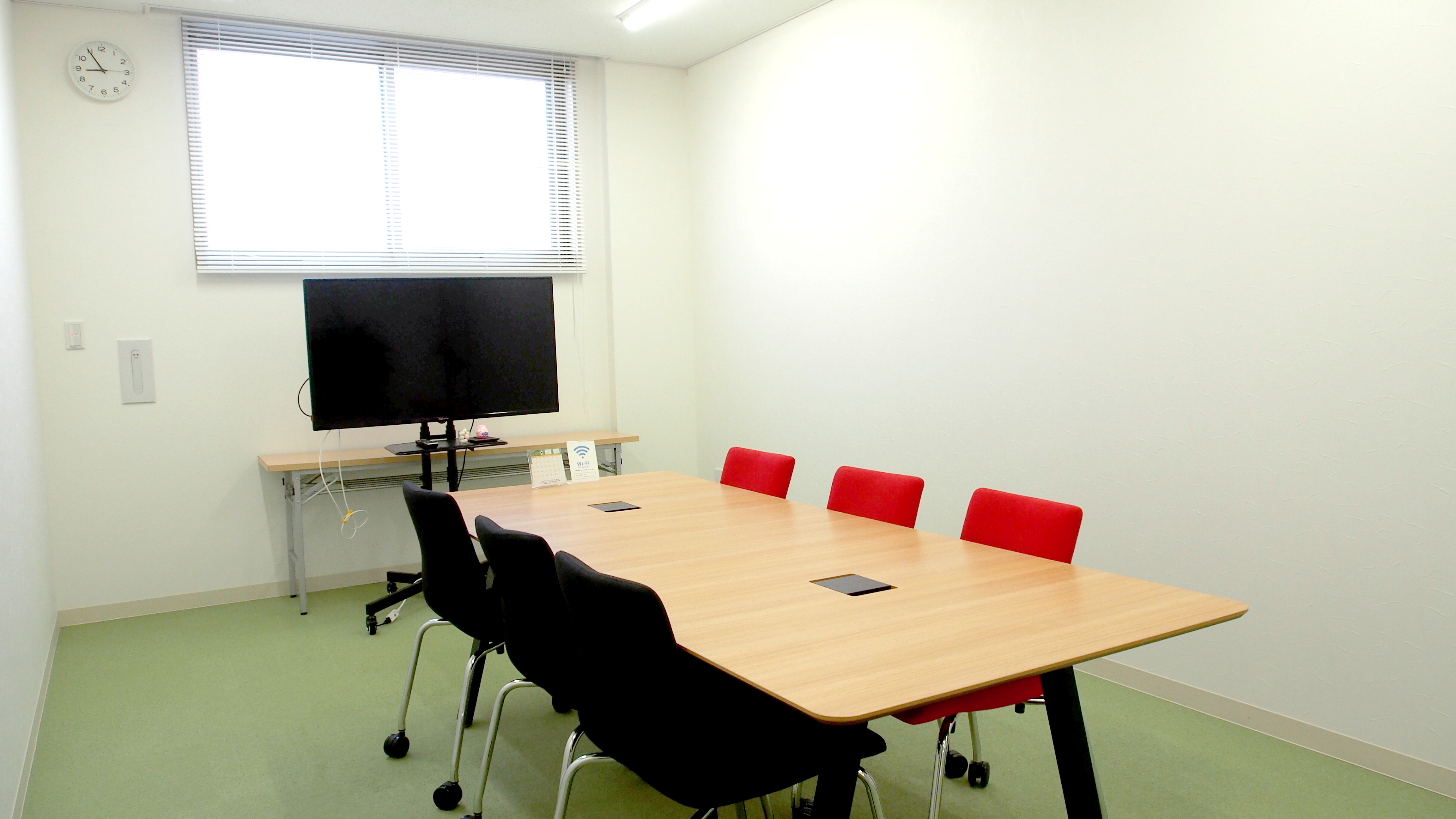 本社打ち合わせ室